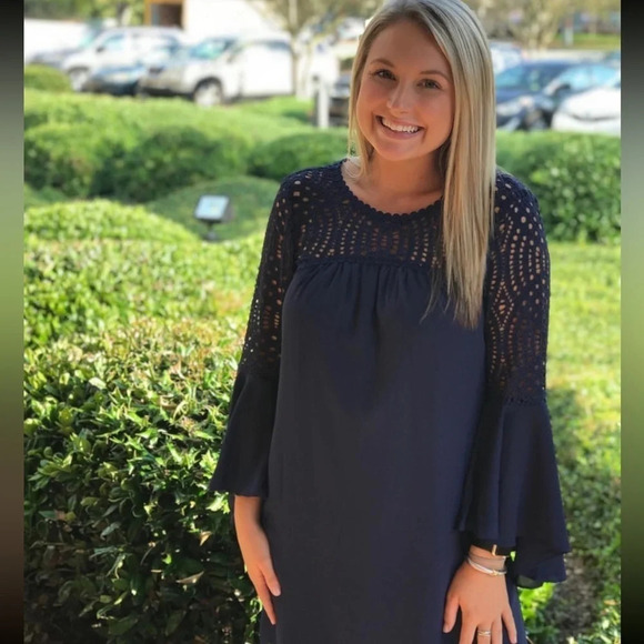 Navy blue Lilly Pulitzer amenna dress in excellent like new condition. Size 00 - Picture 3 of 6